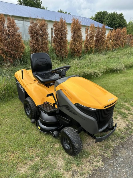 Stiga Estate 6102 HW2 nagyteljesítményű fűnyíró traktor