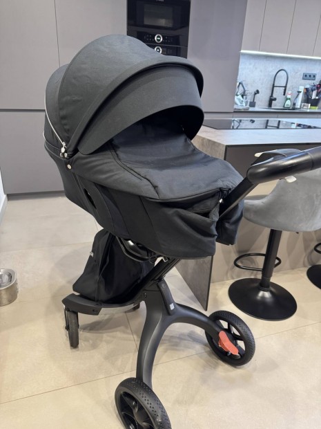 Stokke V6 full fekete babakocsi 