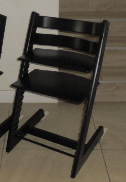 Stokke tripp trapp lépcsős etetőszék black ingyen szállítással