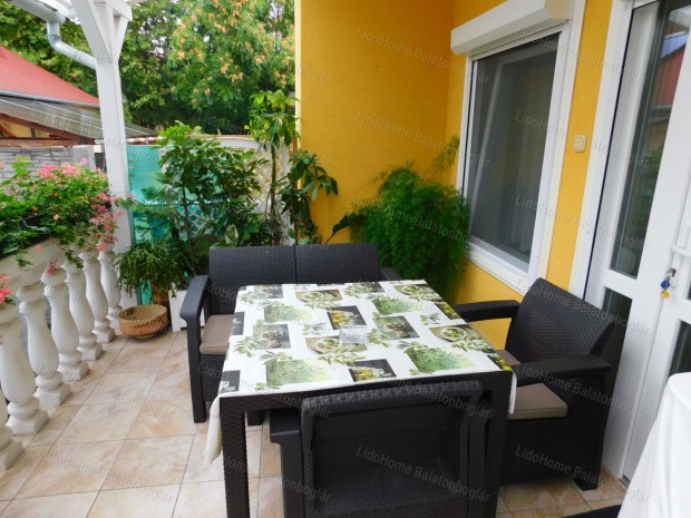 Strand k�zeli csal�di h�z elad�!