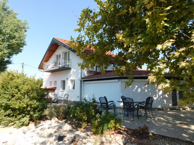 Strandk�zeli, fel�j�tott apartmanh�z Gyenesdi�son