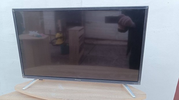 Strong SRT 32HY4003 DVB-T/C/S2 TV gyári távirányítóval
