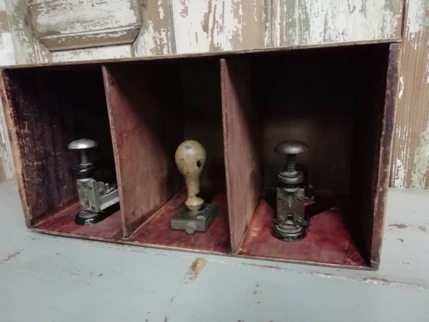 Studium tűzőgépek, 2 darab és egy régi pecsét, fa dobozban egyben,