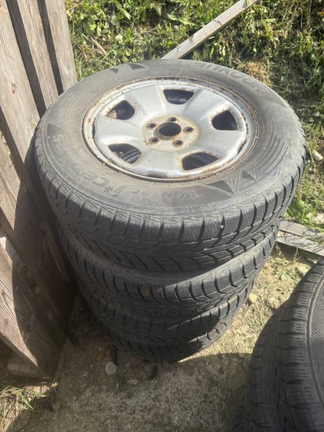 Subaru Forester lemez felni lemezfelni Hankook 205/70r15 téli gumival