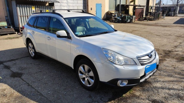 Subaru Outback csal�di aut�
