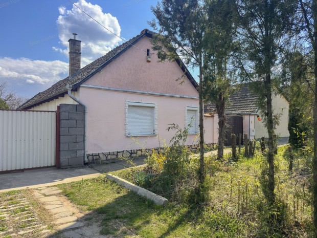 S�k�sd, azonnal birtokba vehet�, 111 nm-es csal�di h�z elad�