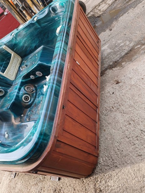 Sundance jakuzzi jacuzzi spa pezsgőfürdő dézsa medence kerti grill