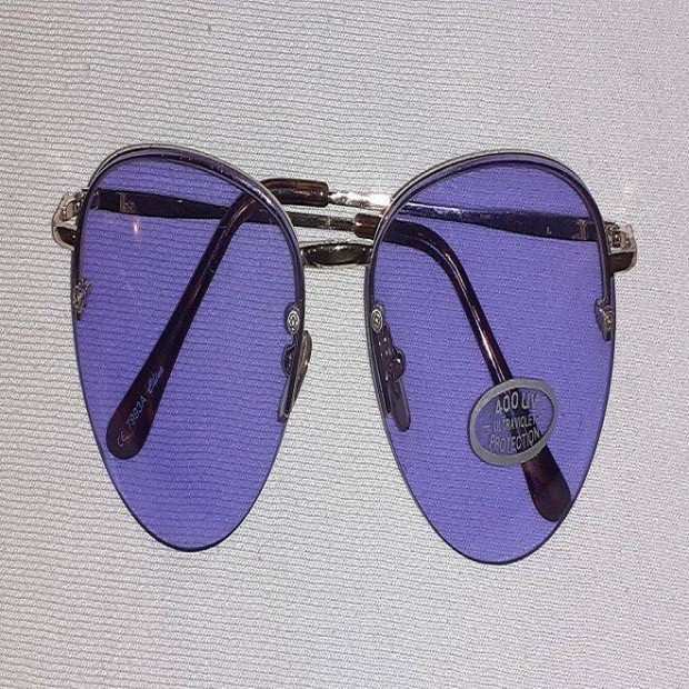 Sunglasses violet lenses