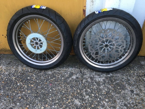 Super moto 17" kerekek gumikkal eladk !