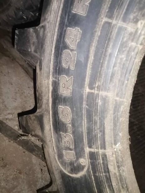 Super zetor, komb�jn stb. p�r ker�k elad�. Egy szinte �j gumi pluszba