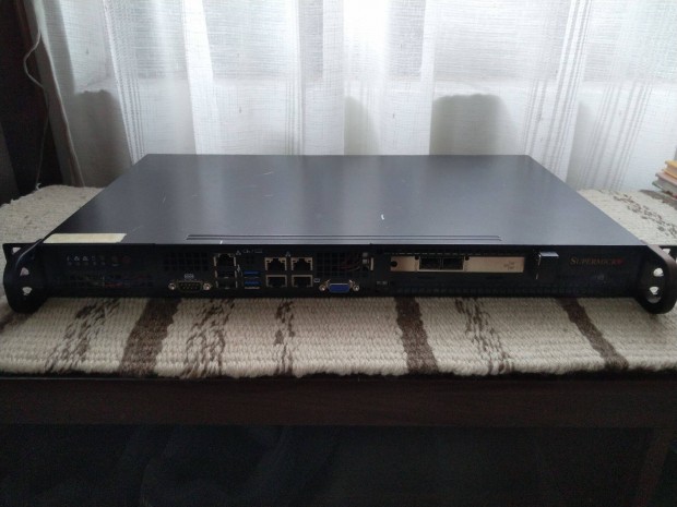 Supermicro A1SRI-2758F 1U mini-itx szerver optikai krtyval