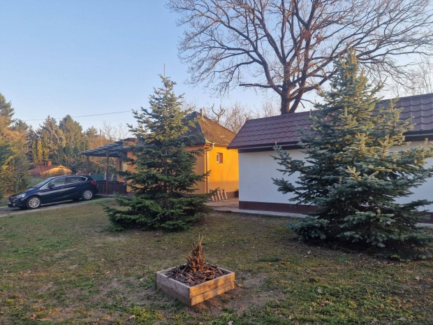 Sur�nyban szigetelt t�gla nyaral� elad�