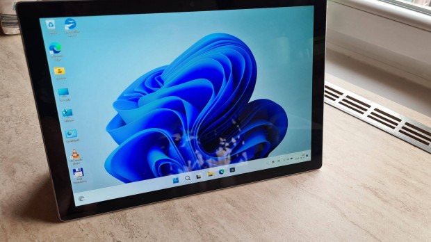 Surface pro 5 i5 8GB 256GB SSD tablet+gyritlt