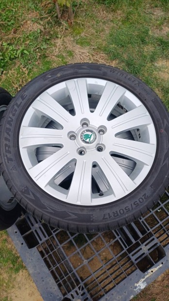 Sürgősen eladó Skoda 17" gyári alufelni 205/50/R17 téli gumikkal