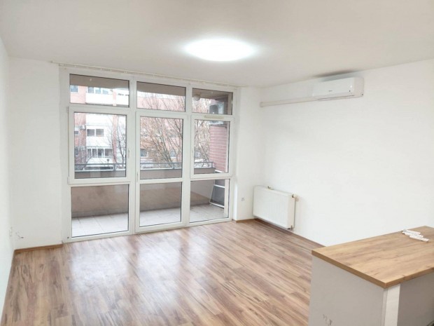 S�rg�sen elad� fel�j�tott t�glalak�s a Damjanich Lak�parkban!