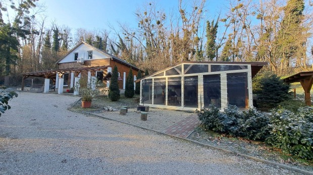 S�rg�sen elad� ingatlan Bakonyszentl�szl�n ! Jelent�s �rengedm�ny !