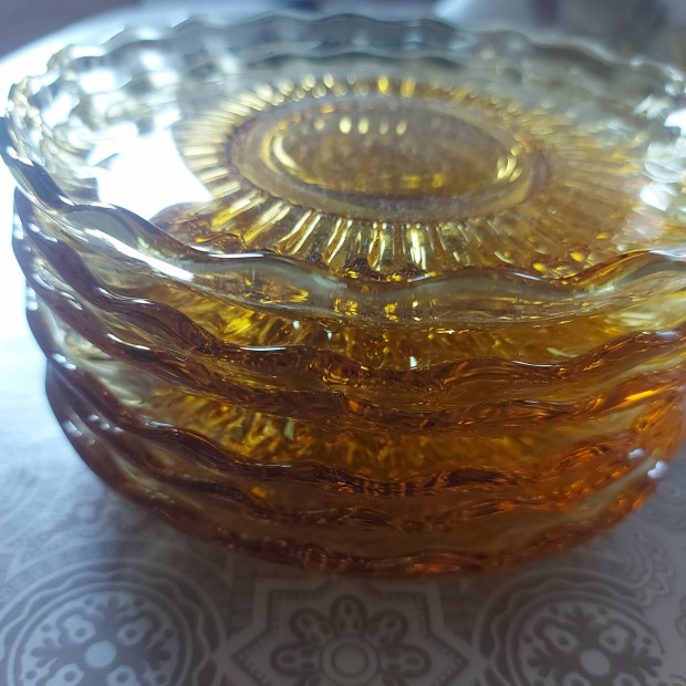 S�tem�nyes, desszertes k�szlet, hib�tlan. 