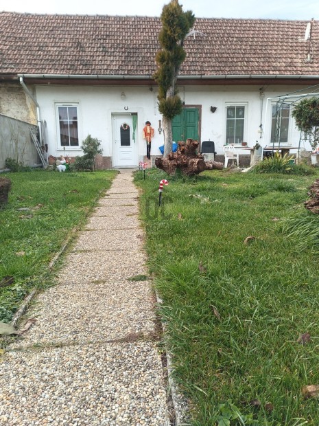Süttőn, kétlakrészes családi ház eladó!
