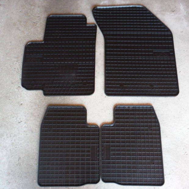 Suzuki Baleno 2016 M�retpontos Gumisz�nyeg K�szlet