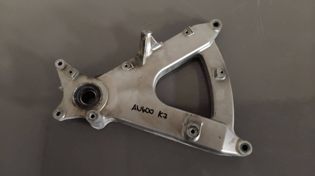 Suzuki Burgman 400 K7 Kipufogó tartó konzol