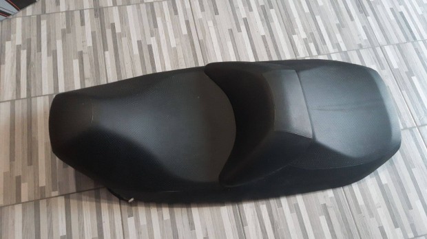 Suzuki Burgman 400 ülés