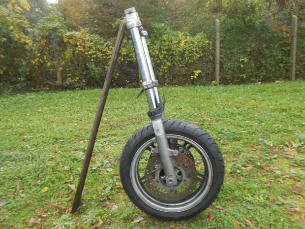 Suzuki Burgman 650,2004-es,Osztrákról :komplett elsőfutómű