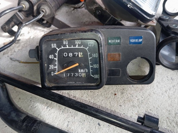 Suzuki DR 600 alkatrész , km óra