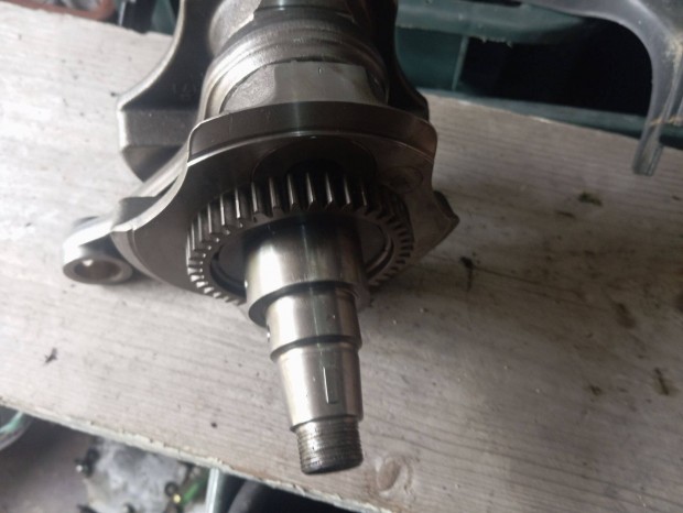 Suzuki DR 750 alkatr�sz , f�tengely