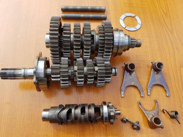 Suzuki GSF 650 S Váltó kompletten 10471