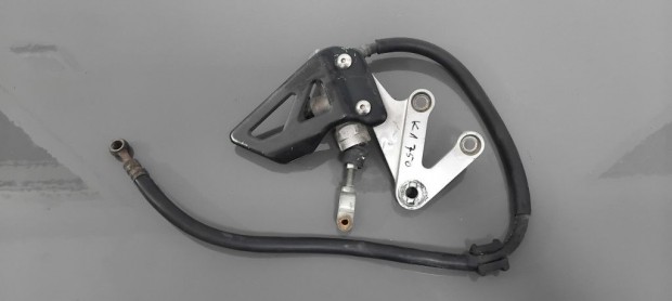 Suzuki GSXR 750 K1 Jobb els� l�btart� konzol, f�kmunkahengerrel