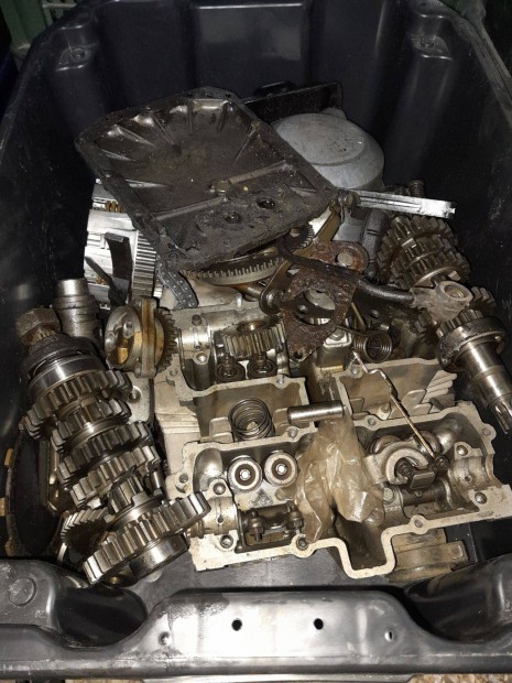 Suzuki Gsx 250 alkatr�sz , hengerfej