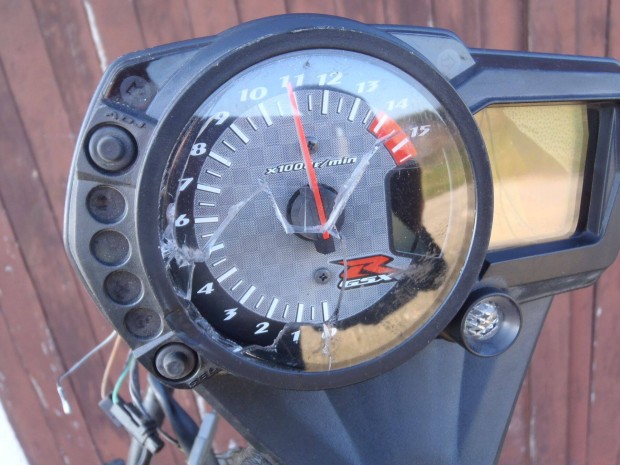 Suzuki Gsxr 1000 K8,2008-ról:3000 km-t hasz. sérűlt gyári műszerfal