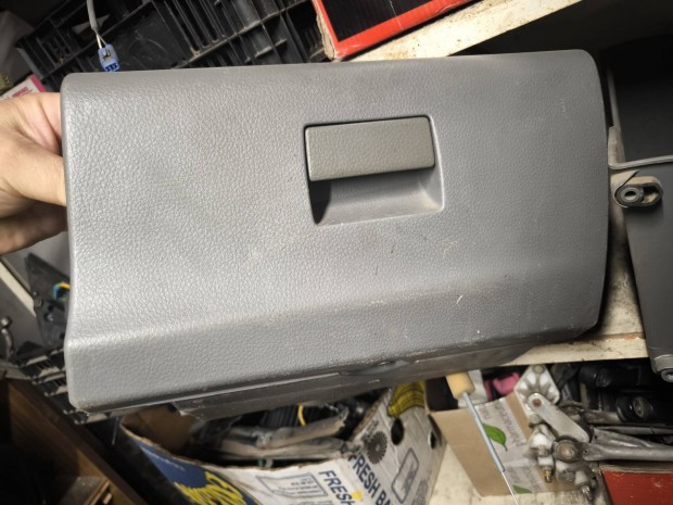 Suzuki Ignis 2003 tól kesztyűtartó vagy zár külön