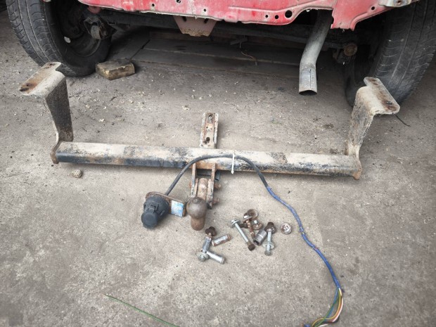 Suzuki Ignis 2003 tól vonóhorog csavar elektronika