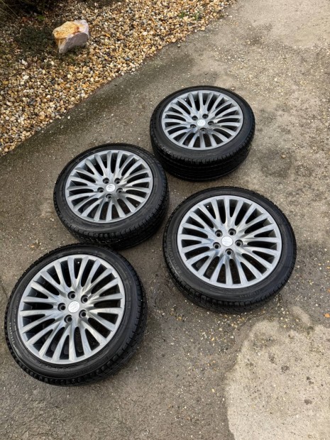 Suzuki Kizashi alufelni téligumival 225/45R18