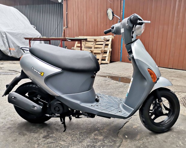 Suzuki Lets 4 négyütemű robogó