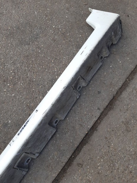 Suzuki Liana Jobb K�sz�b Burkolat