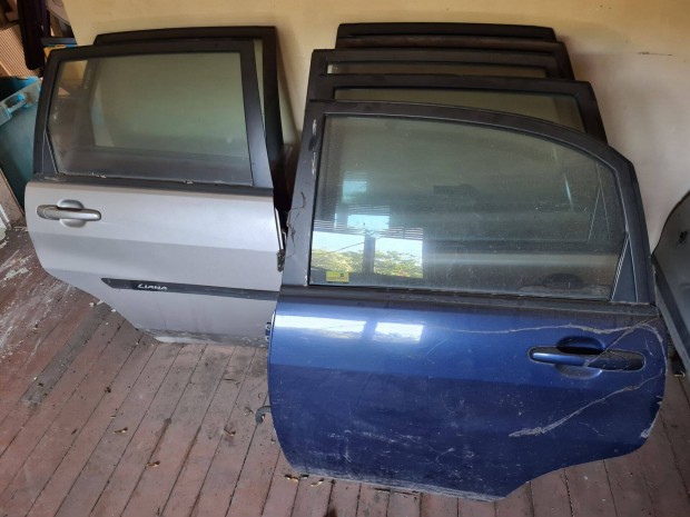 Suzuki Liana h�ts� oldal ajt�k