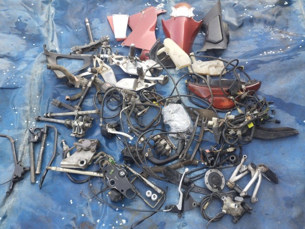 Suzuki RF 400 alkatr�sz