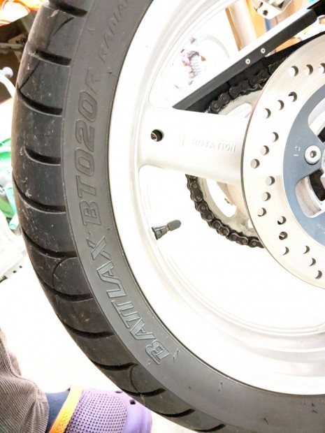 Suzuki SV 650-r�l els� �s h�ts� gy�ri gumi szettben!