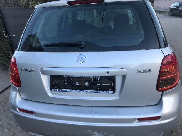 Suzuki SX4 csomagtrajt elad ezst sznben