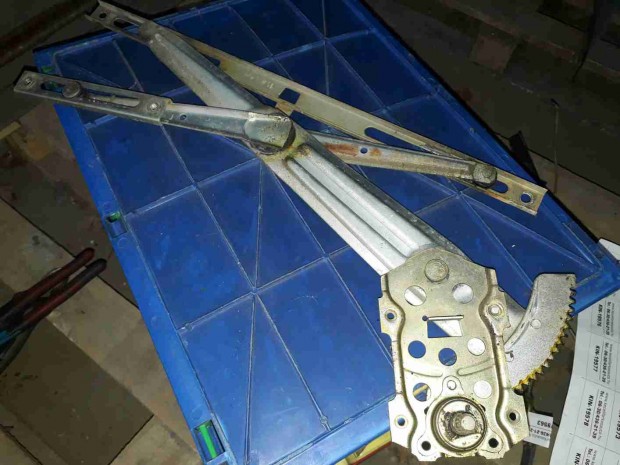 Suzuki Samurai SJ413 Jobb Els� Ablakemel� Szerkezet Mechanikus