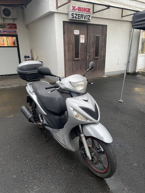 Suzuki Sixteen 125 robog