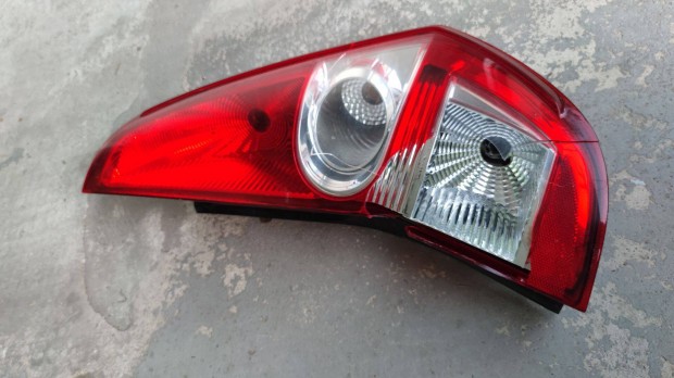 Suzuki Splash jobb hátsó lámpa sérült