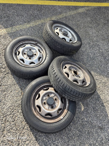 Suzuki Swift 155/70 R13 lemezfelni - nyri gumikkal.