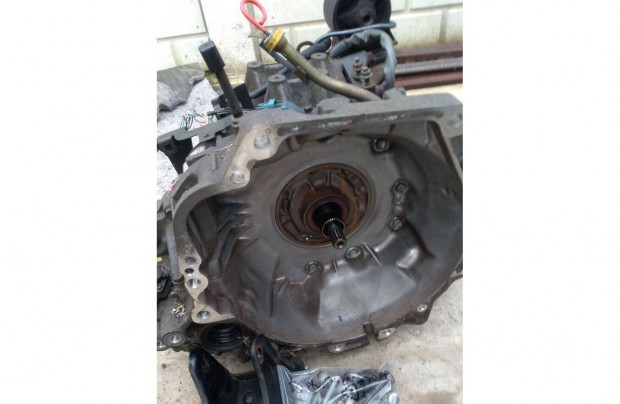 Suzuki Swift 1-3-1.5 vvti automata megmaradt alkatrészei