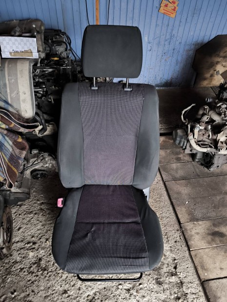 Suzuki Swift 2005-10 bal első ülés nem patika de masszív
