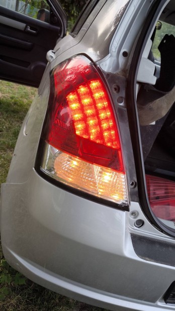 Suzuki Swift 2005 bal jobb új LED hátsó lámpa pár csak együtt
