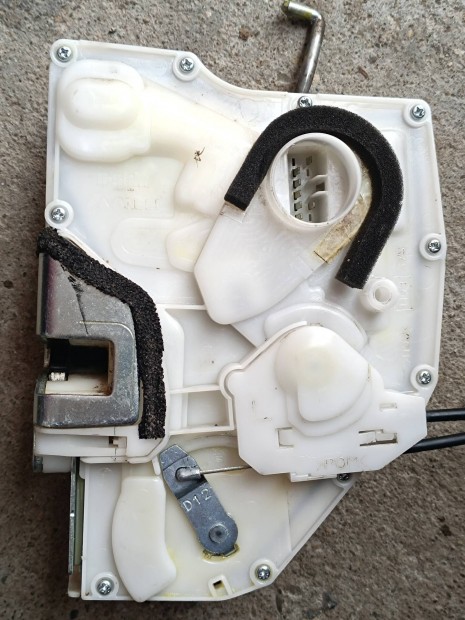 Suzuki Swift 2005 gy�ri 5 ajt�s bal els� oldali motorhib�s ajt�z�r. 