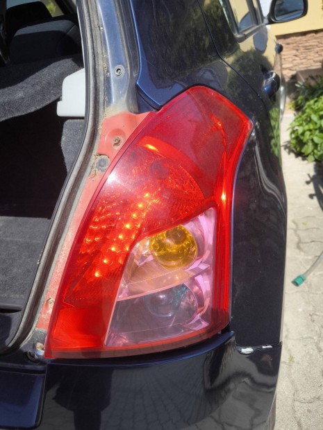 Suzuki Swift 2005 től bal jobb hátsó lámpa facelift